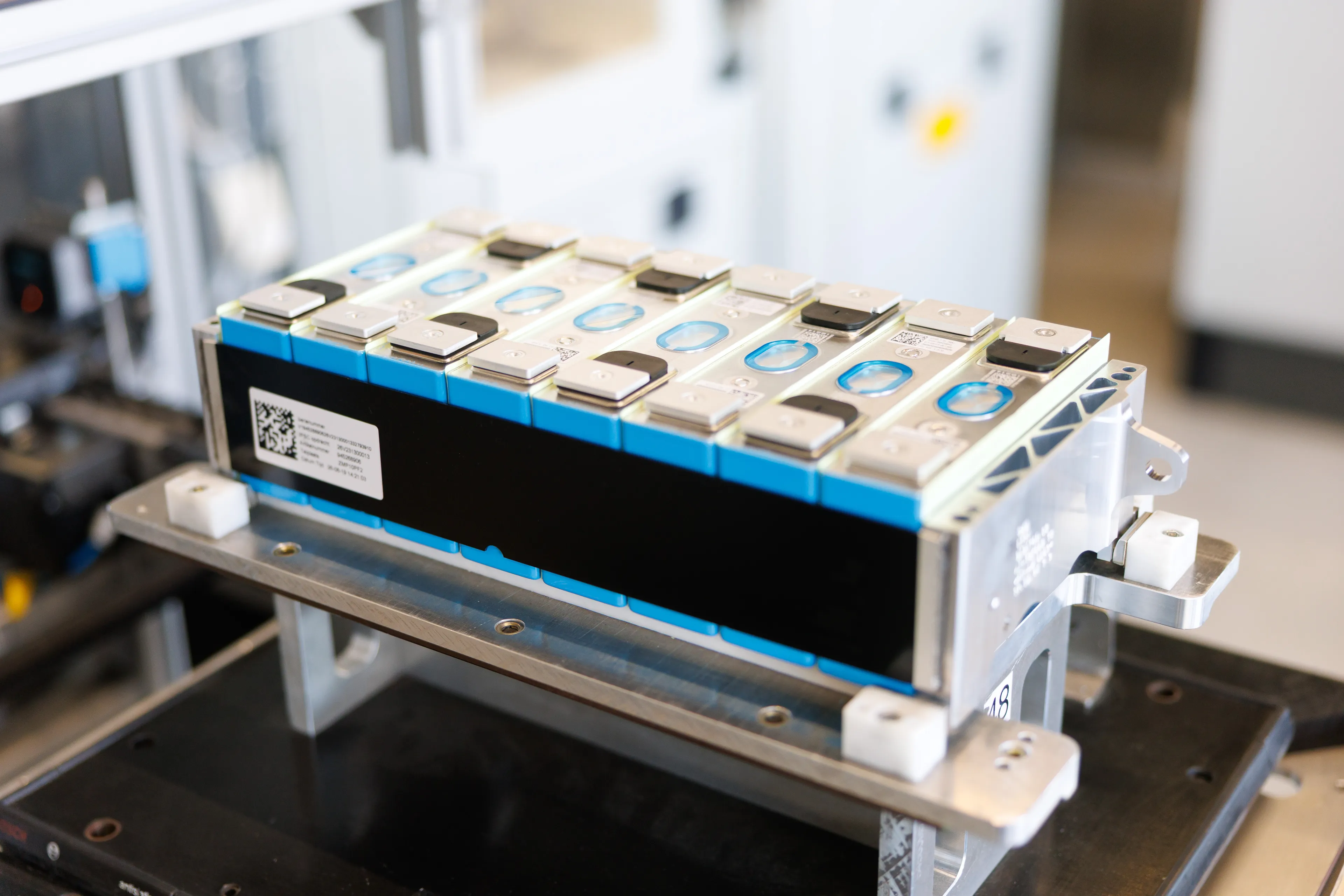 FROM CHALLENGE TO CHARGED.
Your Partner for Battery Solutions.